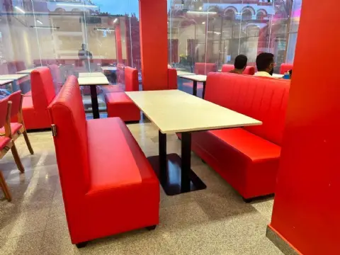 Café-Sitzbank mit Sofa-Optik - Fiberglas-Tisch