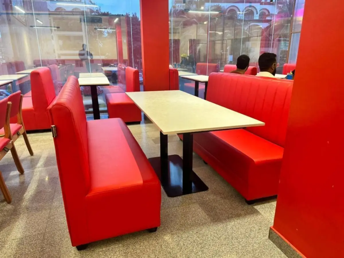 Café-Sitzbank mit Sofa-Optik - Fiberglas-Tisch